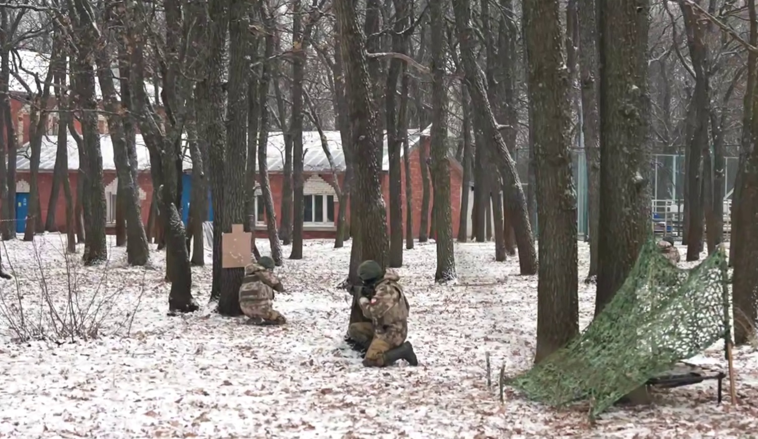 Ветераны СВО обучают саратовских школьников тактике ведения боя в центре допризывной подготовки